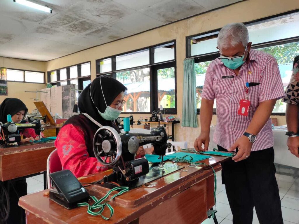 Disabilitas Binaan Dinsos Jatim Produksi Masker