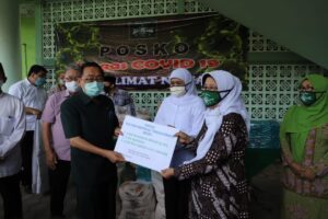 Paguyuban Masyarakat Tionghoa Surabaya Salurkan 10 Ton Beras Lewat Muslimat NU Jatim