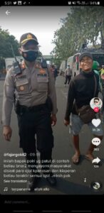 Viral di Tiktok, Kapolsek Ini Borong Dagangan dan Bagikan ke Ojol Saat Unjuk rasa