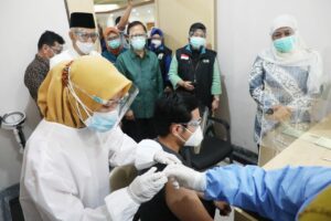 Gubernur Khofifah dan Ketua Umum MUI Pusat Yakinkan Kehalalan Vaksin Covid-19