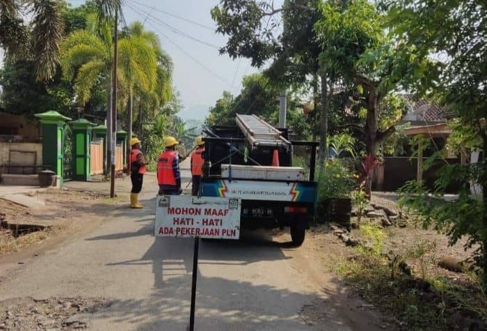 Antisipasi Pemadaman Mendadak, UP3 PLN Ponorogo Lakukan Gropyok Pemeliharaan Jaringan