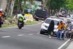 Viral, Video Perempuam Berjalan Santai di Tengah Jalan Sarangan Bikin Macet