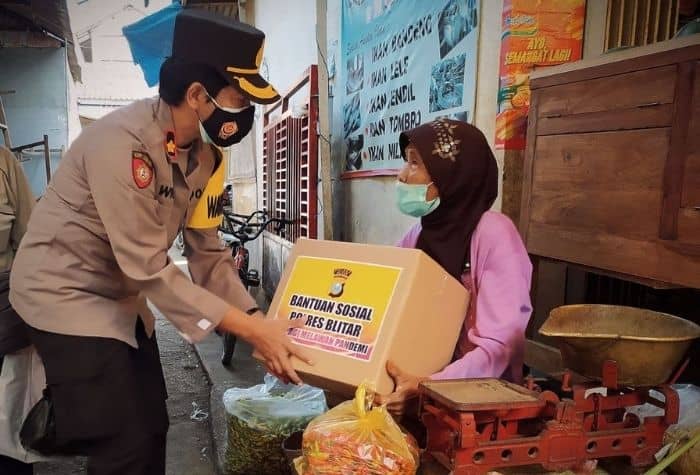 Polres Blitar Blusukan ke Pasar Wlingi, Bagikan Sembako ke Pedagang dan Tukang Becak