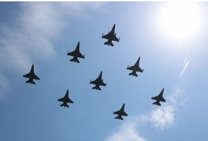 Flypast F-16 Fighting Falcon Semarakkan Peringatan Detik-Detik Proklamasi Di Istana Merdeka