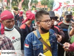 Kecewa UMP, Ratusan Buruh Demo di Grahadi