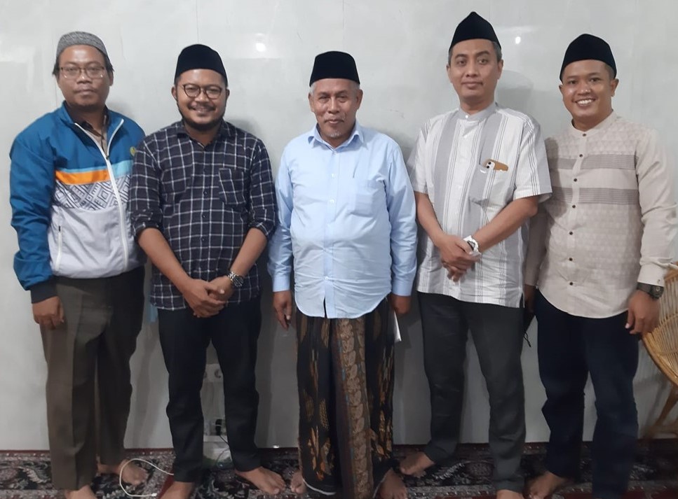 Tim Pengabdian Kepada Masyarakat Unesa bersama Ketua PWNU Jatim, K.H. Marzuki Mustamar