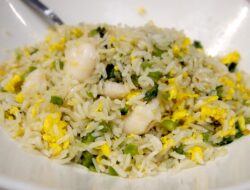 Resep Nasi Goreng Bawang Putih Sederhana, Praktis dan Nikmat!